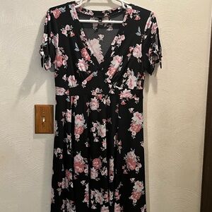 Torrid Floral Deep V-Neck Midi Dress.Torrid Size 1. Keyhole Short Sleeves w/Ties